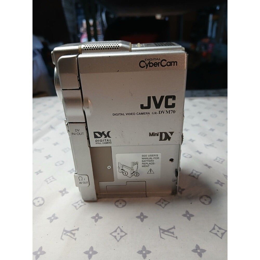 JVC CyberCam GR-DVM70 MiniDV Camcorder 10x/200x Zoom 2.5" DV A/V Silver